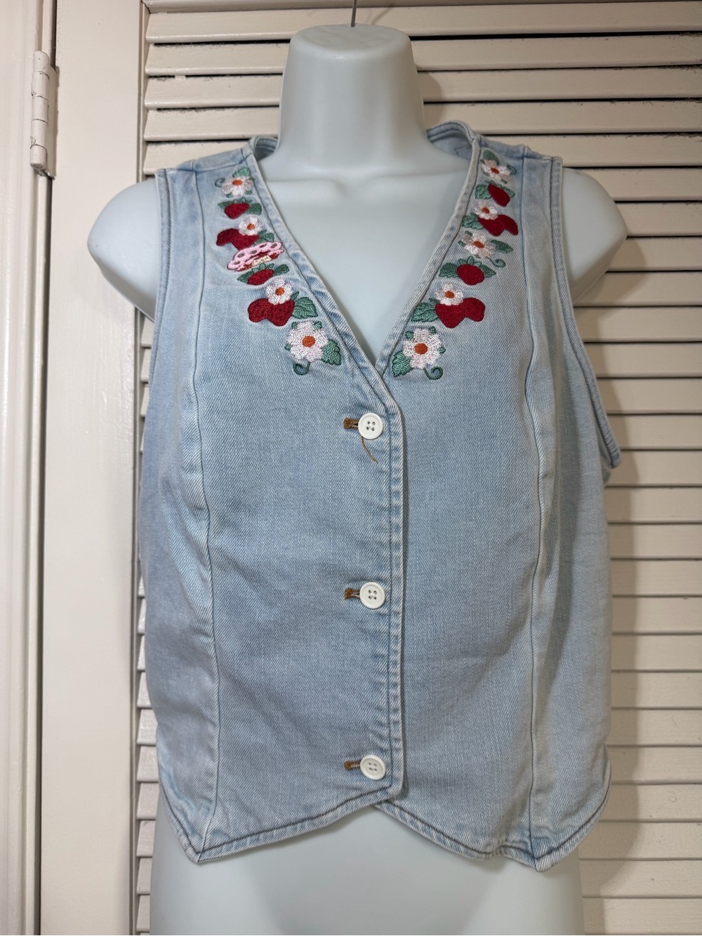 Strawberry Shortcake Embroidered Denim Vest BoxLunch Exclusive S/M Light Wash - Picture 2 of 9